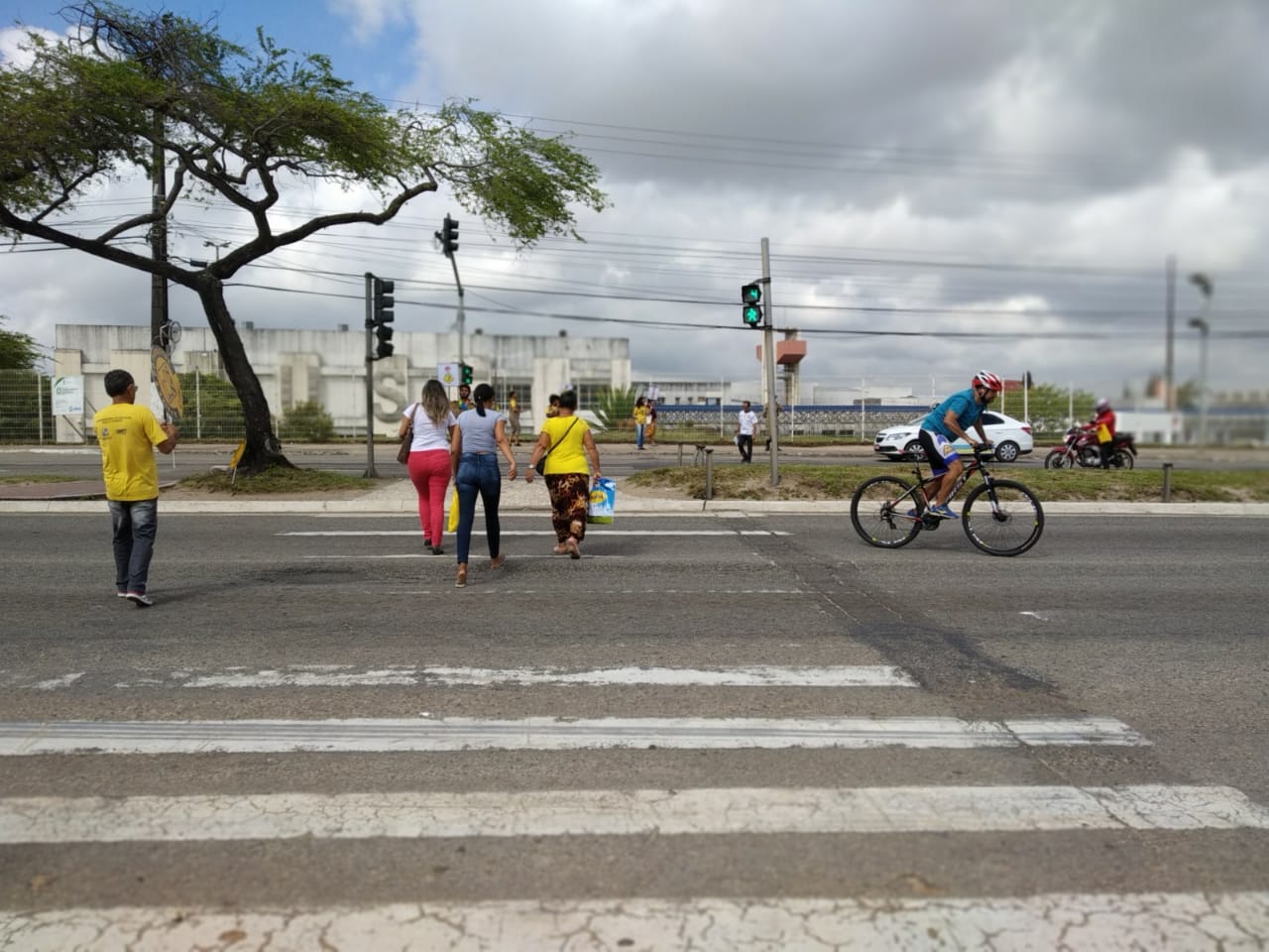 SMTT promove ação educativa na faixa de pedestres em frente ao Huse - SMTT Aracaju